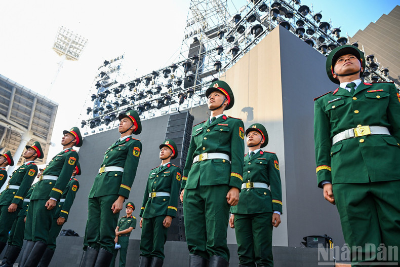 According to the Nhan Dan Newspaper’s reporter, participating soldiers have been rehearsing in a “V” formation, singing the national anthem Tien Quan Ca (Marching Song), and recreating the parade march at My Dinh Stadium. 8.jpg