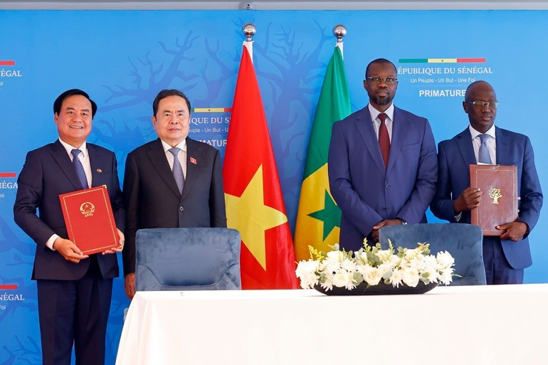 National Assembly Chairman Tran Thanh Man and Senegalese Prime Minister Ousmane Sonko witness the signing of a Memorandum of Understanding on agricultural cooperation between Viet Nam’s Ministry of Agriculture and Environment and Senegal’s Ministry of Agriculture, Food Sovereignty and Livestock. (Photo: VNA) a2.jpg