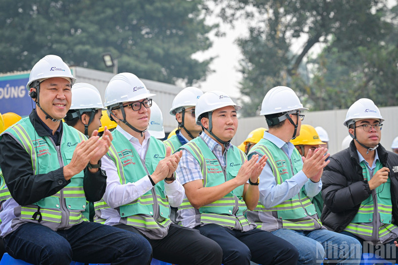 Leaders of Nhan Dan Newspaper share the joy on site with workers and engineers from the Pearl Theatre and Thematic Cultural and Art Park projects, and the West Lake Guesthouse Complex renovation, upgrading, and new construction project.