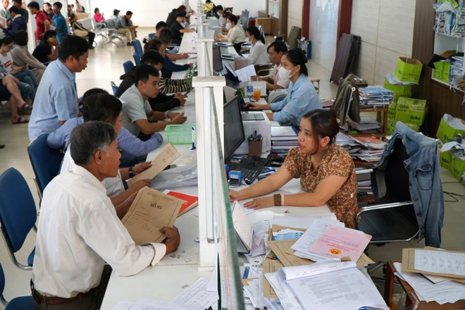 People come to do procedures at the “one-stop shop” of the People’s Committee of Hoa Vang district, Da Nang city. In the context of urgent preparations to arrange the 2-level local government apparatus, in recent months, the number of people coming to do administrative procedures in districts in Da Nang city has increased dramatically. (Photo: VNA) People come to do procedures at the “one-stop shop” of the People’s Committee of Hoa Vang district, Da Nang city. In the context of urgent preparations to arrange the 2-level local government apparatus, in recent months, the number of people coming to do administrative procedures in districts in Da Nang city has increased dramatically. (Photo: VNA)