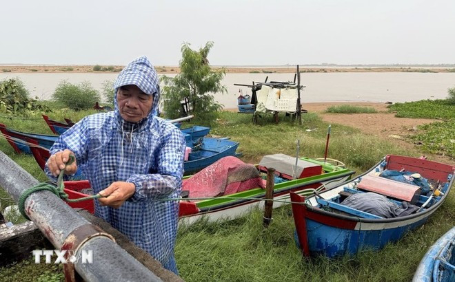 People in Dak Lak province secure their boats before Typhoon Kalmaegi makes landfall. (Photo: VNA)