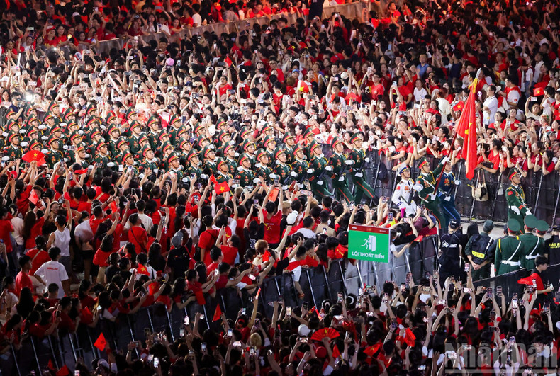 The moment a marching column paraded through the crowd caused thousands to cheer without a moment's pause. 8.jpg