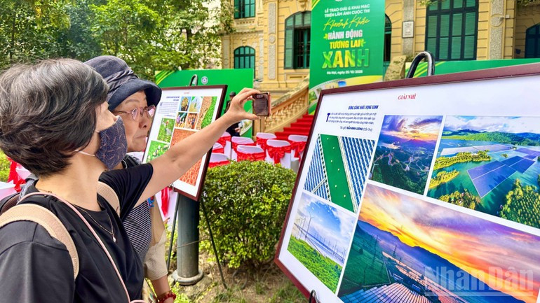 Foreign visitors viewing and enjoying the photos. image-6.jpg