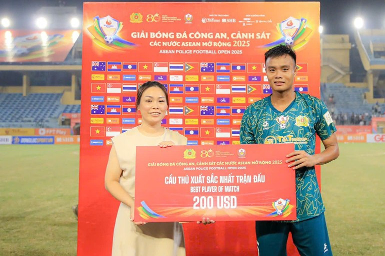 Tran Duc Nam awarded Player of the Match in Viet Nam 2 team’s win over Thailand team. bd5.jpg