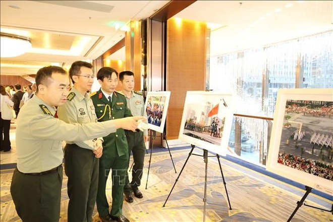 Guests tour a photo exhibition on Viet Nam’s land and people held during the event (Photo: VNA) Guests tour a photo exhibition on Viet Nam’s land and people held during the event (Photo: VNA)