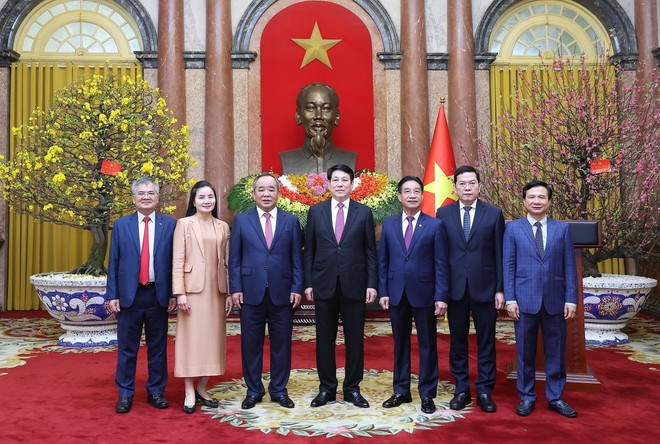 State President Luong Cuong (C) poses for a photo with leaders of the Presidential Office. (Photo: VNA)
