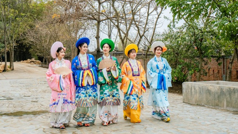 The timeless beauty of Vietnamese attire, reimagined for modern life. 494836077-122199310250254763-1803373879856637984-n-8273-2843-3998-4821.jpg