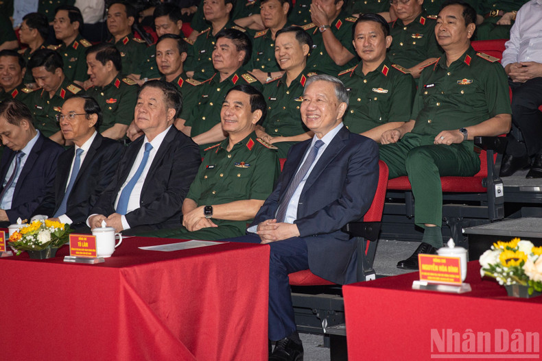 Party General Secretary To Lam and other delegates at the art exchange programme. 1-8612.jpg