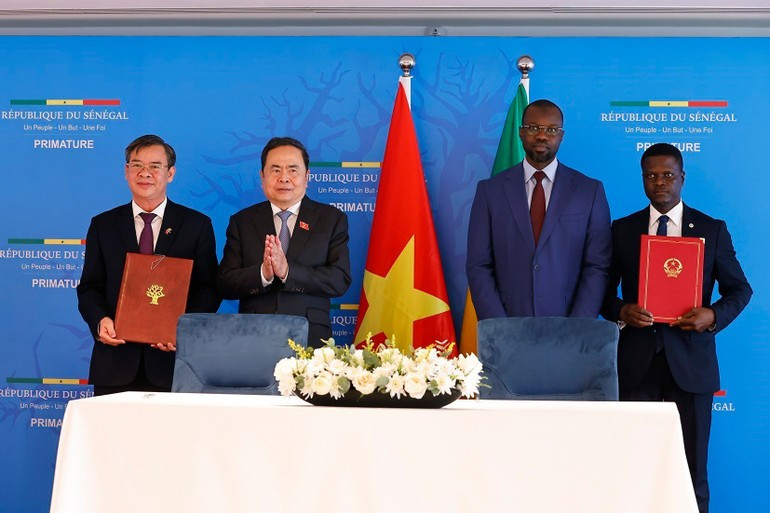 National Assembly Chairman Tran Thanh Man and Senegalese Prime Minister Ousmane Sonko witnessed the leaders of Can Tho City (Viet Nam) and Ziguinchor City (Senegal) exchange a Letter of Intent on developing friendly relations and cooperation. a7.jpg