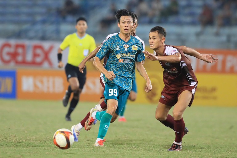 Despite a valiant effort, Thailand team (in brown) could not overcome Viet Nam 2 team. bd3.jpg