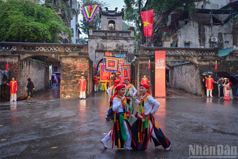 The 'Con Di Danh Bong' folk dance from Trieu Khuc village is performed at the heritage stage.