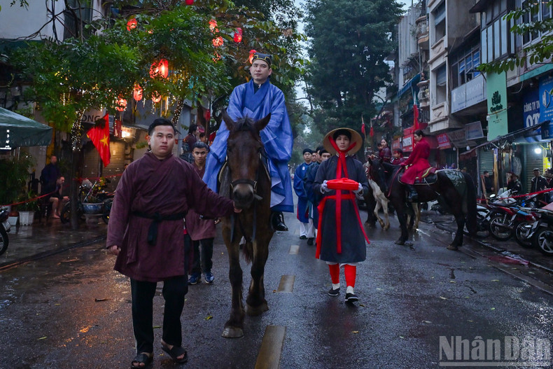 The programme also featured the Equestrian Club, with 15 mounted horses symbolising the traditional image of messengers heralding the arrival of Tet and spring.