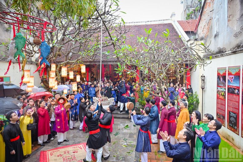 The Cay Neu (Neu pole) erecting ceremony at Kim Ngan Communal House was chosen as a key highlight, reflecting the depth of belief and traditional Tet customs closely associated with the ancient communal house of the craft streets in Ha Noi Old Quarter.
