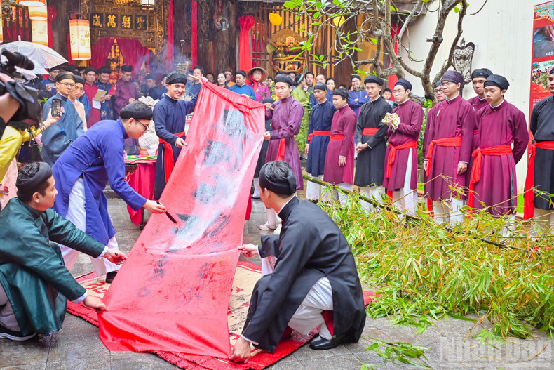 The phrase “Ma Dao Thanh Cong” (wishing swift success) written in Chinese characters.