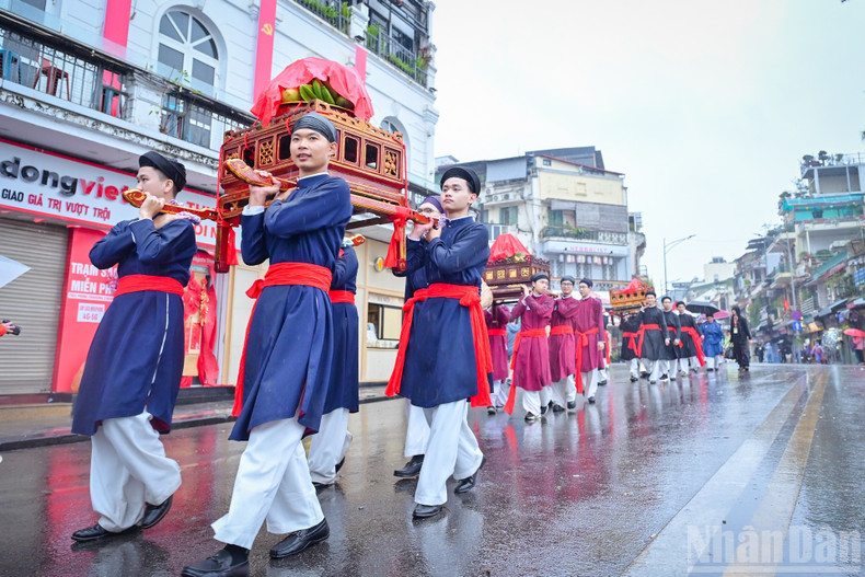 The procession departed from O Quan Chuong Gate and moved along Hang Chieu, Hang Duong, Hang Ngang, Hang Dao streets, Dong Kinh Nghia Thuc Square and the Hoan Kiem Lake pedestrian area (Le Thai To – Hang Khay – Dinh Tien Hoang – Dinh Liet – Hang Bac), before reaching Kim Ngan Communal House. The offerings consisted of traditional items typical of Ha Noi.