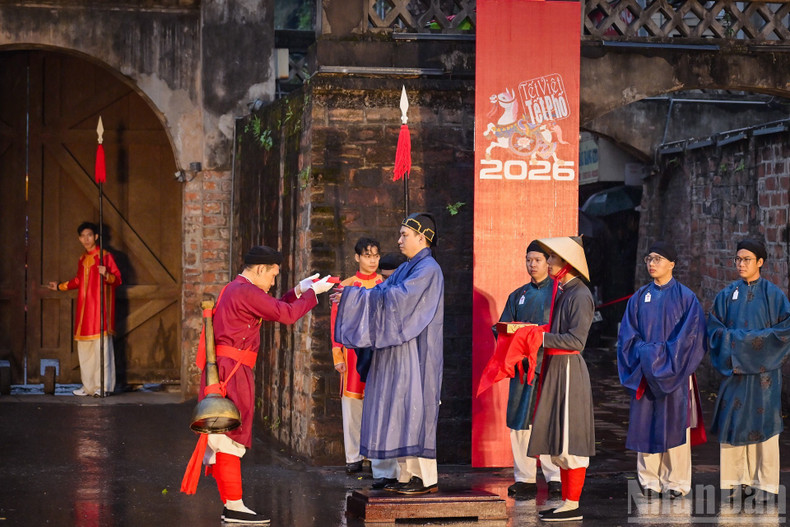 The opening ceremony of O Quan Chuong Gate and the flower procession ritual, announcing joyful news to welcome New Spring 2026, marked the start of the programme.