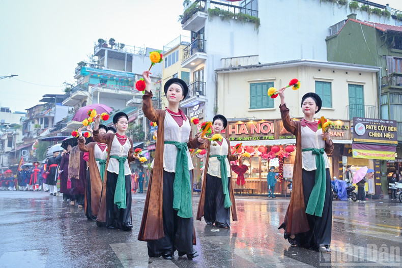 Traditional melodies resonate along the streets of today’s Old Quarter.