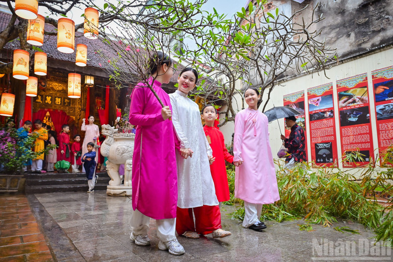 Children experience the culture of traditional Tet at the heritage space of Kim Ngan Communal House.