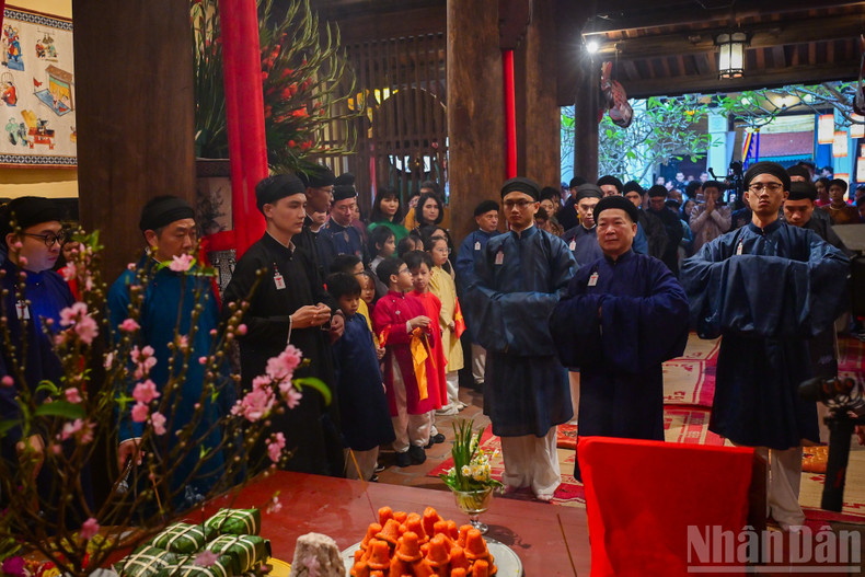 A traditional ritual is solemnly held at Kim Ngan Communal House.