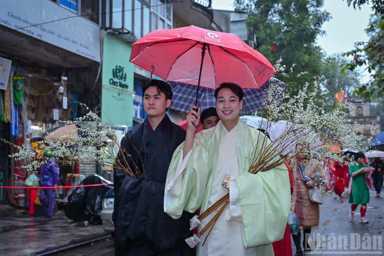 Young people joyfully immerse themselves in the atmosphere of traditional Tet within the heritage setting.