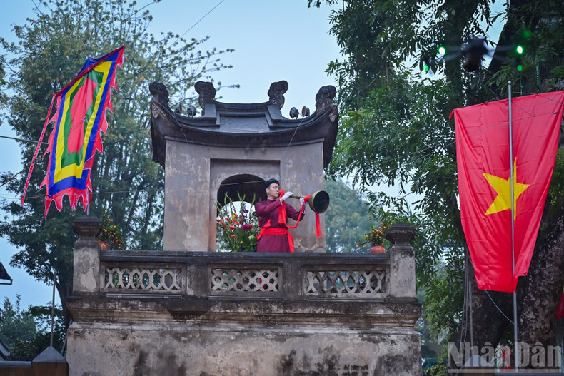 The announcement calling for the opening of O Quan Chuong Gate echoed through the air.