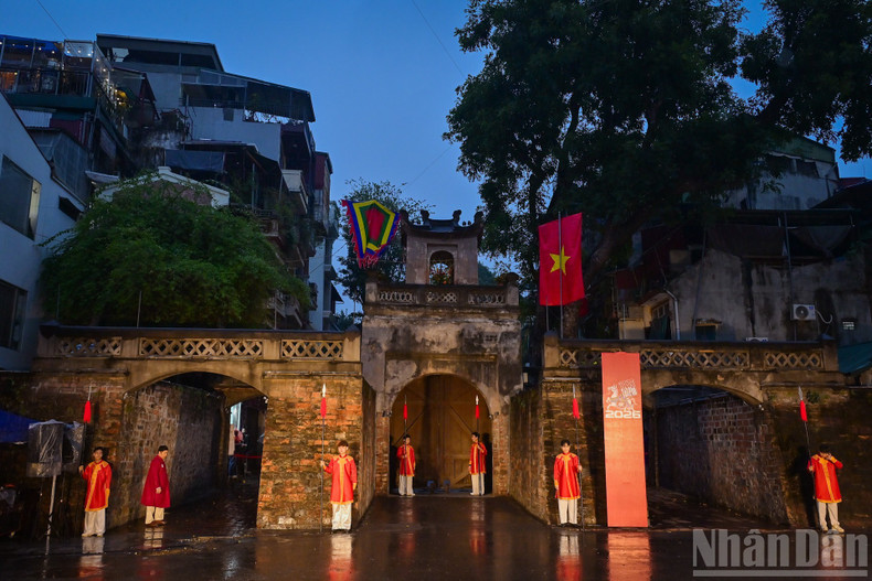 This year’s traditional procession was organised on a larger scale with a new approach, taking the O Quan Chuong Gate as the starting point — a “heritage stage”.