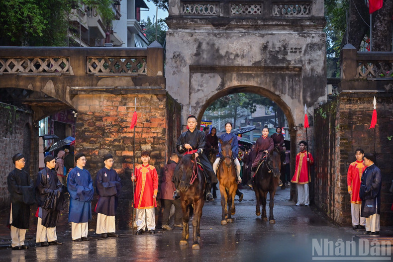 The ceremonial procession passes through the gate at the heritage stage.