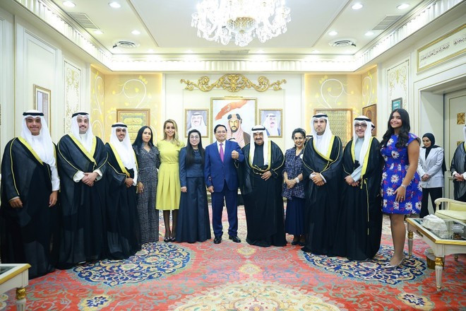 Prime Minister Pham Minh Chinh and his spouse Le Thi Bich Tran meet with former Kuwaiti PM Sheikh Nasser Al-Mohammed Al-Jaber Al-Sabah. (Photo: VNA)