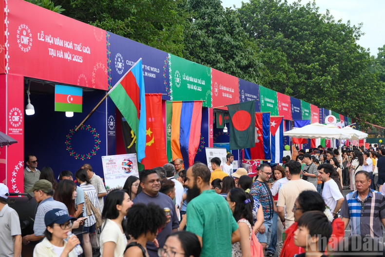 At the first Cultures of the World Festival, visitors could explore booths representing China, the Republic of Korea, Japan, the US, Russia, France, Iran, Angola, Laos, the Philippines and many other countries, discovering the distinctive aspects of each nation’s history, art, language, costumes, and customs. image-15.jpg