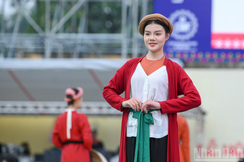 Traditional attire worn by Vietnamese women in the past. image-25.jpg