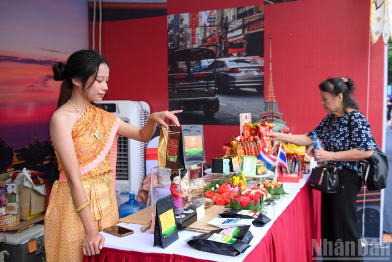 Visitors also had the opportunity to try on traditional costumes from Viet Nam and other countries. image-16.jpg