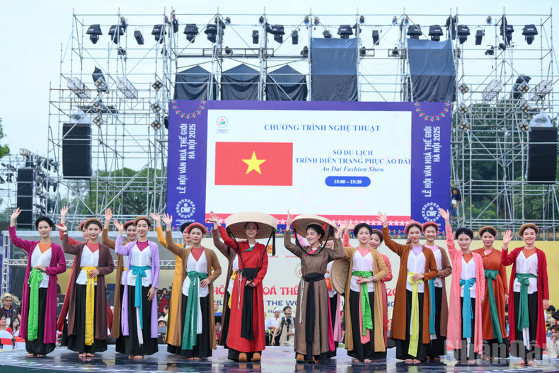 Collections of traditional and modern costumes were presented on the festival stage. image-24.jpg