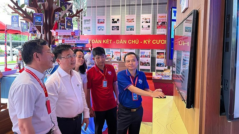 Ho Chi Minh City leaders visit exhibition booths. (Photo: Anh Duc) image-13.jpg
