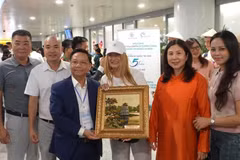 Ha Noi's tourism officials welcome the five millionth international visitor of 2026 at Noi Bai International Airport on the afternoon of July 7, 2026.