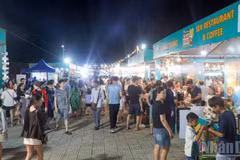 The “Taste of the Sea” Food Festival draws large crowds of local residents and visitors.