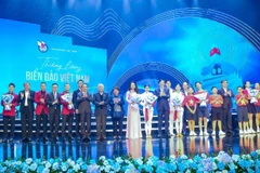 Delegates and artists at the art programme (Photo: Son Hai).