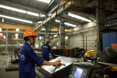 During the 2025-2026 period, enterprises in the cement, iron and steel, and thermal power sectors will be required to inventory and control emissions quotas in preparation for the mandatory carbon market. (Photo: Nguyen Nghi)