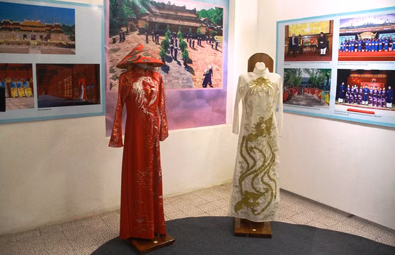 Space displays documents about Hue Ao Dai in the past and present ảnh 2