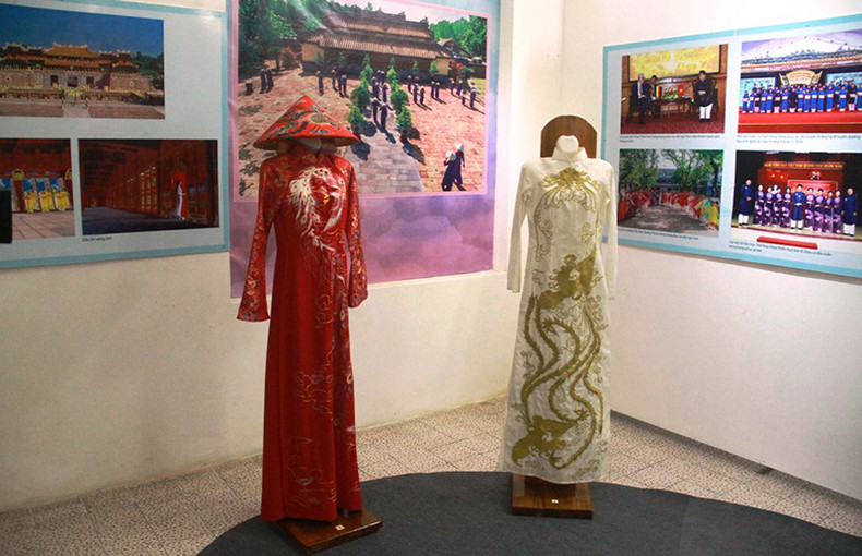 Space displays documents about Hue Ao Dai in the past and present ảnh 2