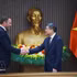 PM Le Minh Hung (R) and Estonian Minister of Foreign Affairs Margus Tsahkna (Photo: VNA)