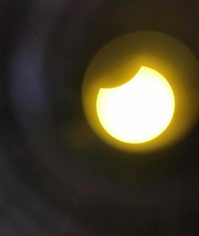 Vietnamese enjoy decade’s last solar eclipse ảnh 8 Vietnamese enjoy decade’s last solar eclipse ảnh 8