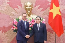National Assembly Chairman Tran Thanh Man (R) and Andrey Vladimirovich Yatskin, First Deputy Speaker of the Federation Council of the Russian Federal Assembly, in Ha Noi on December 2. (Photo: VNA)