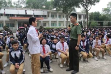 Police officers in Hung Yen Province instruct students on how to protect themselves online.