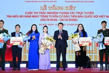 The Organising Committee presents awards to outstanding and excellent contestants.