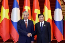 General Secretary of the Communist Party of Viet Nam Central Committee To Lam (left) and General Secretary of the Lao People's Revolutionary Party Central Committee and President of Laos Thongloun Sisoulith. (Photo: VNA)