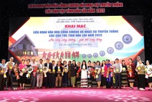 Leaders of the Dak Lak Provincial Department of Culture, Sports and Tourism present flowers and emblems to participating delegations.