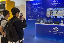 Young people visit and experience technology products at the National Innovation Festival 2025. (Photo: HA LINH)