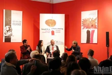 Poet Nguyen Quang Thieu and poet Murad Sadani discuss the two books, moderated by poet Huu Viet. (Photo: KHIEU MINH)