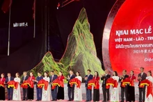 Leaders of Dien Bien Province and heads of the delegations cut the ribbon to open the 9th Viet Nam–Lao–China “Nem Con” Festival, hosted in Dien Bien Province.