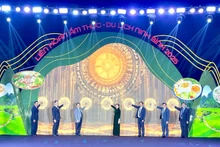 Delegates press the button to officially open the Ninh Binh Food and Tourism Festival 2025.